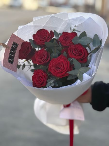 7 red roses