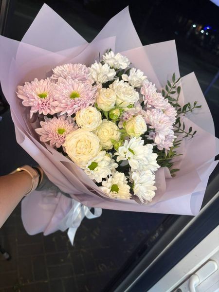 Bouquet of white and pink chrysanthemums